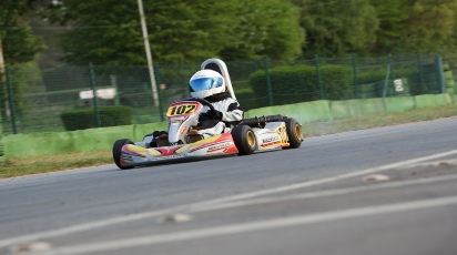 Cedric mit Mach1 Bambini Gazelle Kart erste Fahrt Kartbahn Walldorf